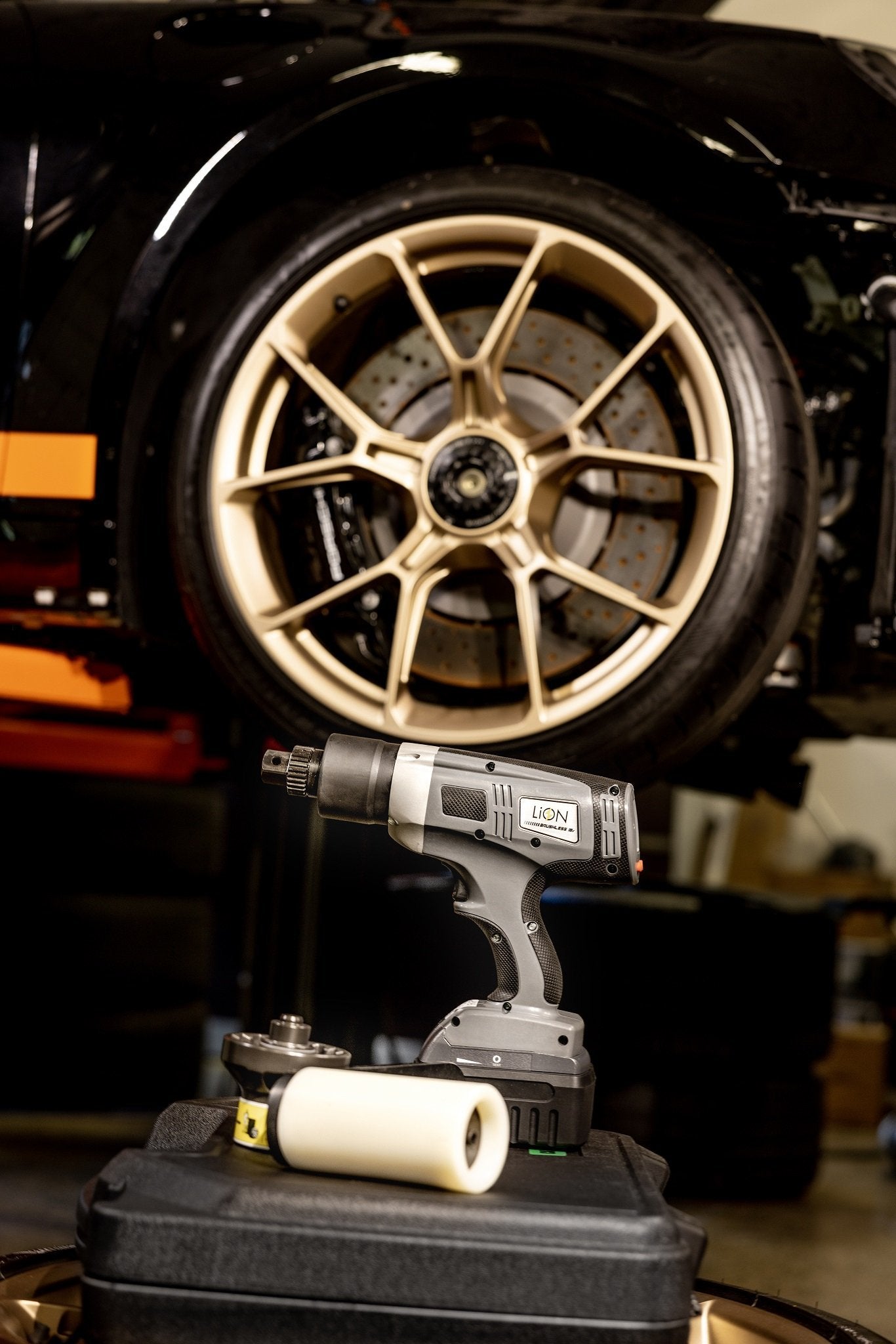 Hytorc LION Gun - Center Lock Removal and Torque System